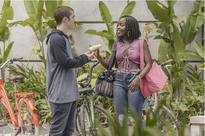 Durante uma reviravolta da personagem, Kate (Clara Moneke) conhece Rafa (Caio Manhente) enquanto vende sanduíche no Icaes, a faculdade particular de 'Vai na Fé'. 