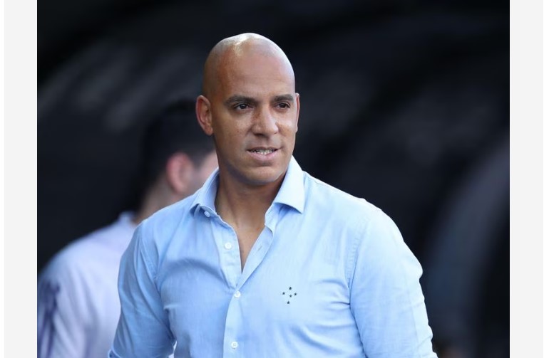 O português Pepa, técnico do Cruzeiro, reprovou a discussão entre Dourado e Bruno Rodrigues por cobrança de pênalti. 