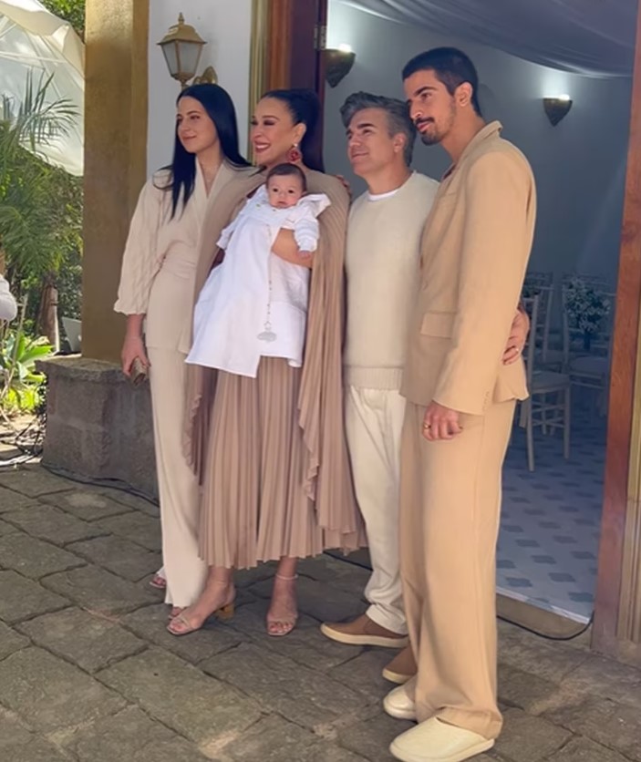 Claudia Raia batiza o filho Luca, que tem os irmãos Sophia e Enzo Celulari como padrinhos. 