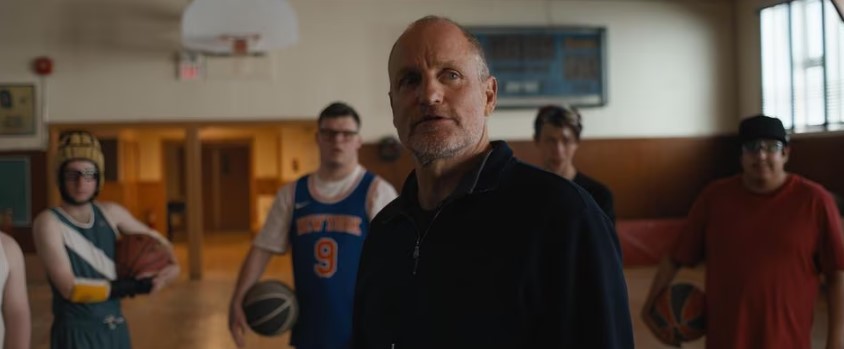 Woody Harrelson interpreta o treinador de um time de basquete formado por jovens com deficiência intelectual em 'Campeões'. 