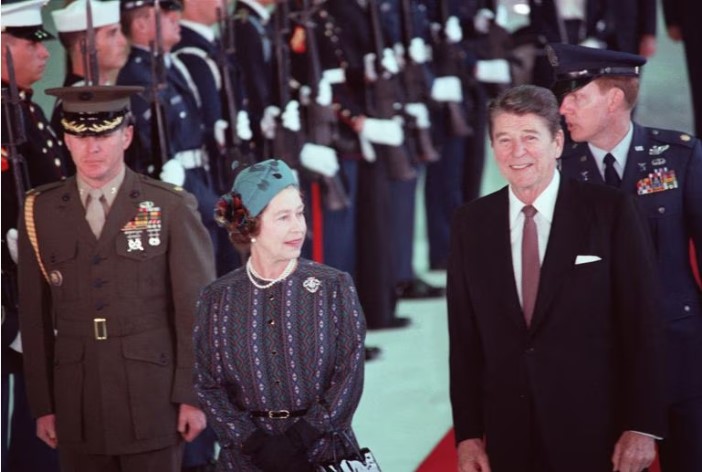 Rainha Elizabeth II ao lado do então presidente dos Estados Unidos, Ronald Reagan, durante uma cerimônia para homenagear sua visita 