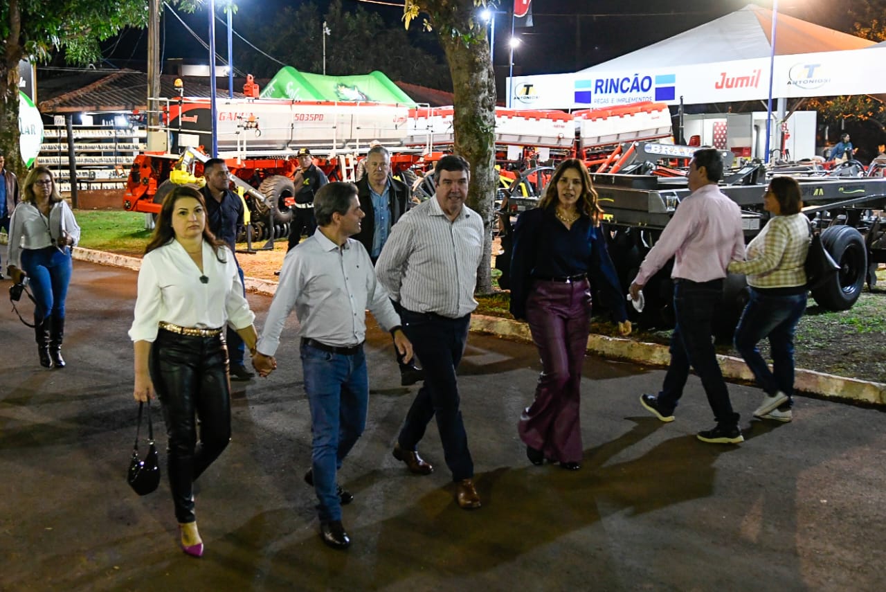 O prefeito de Maracaju Marcos Calderan acompanha o Eduardo Riedel e a primeira dama Monica Riedel na feira 