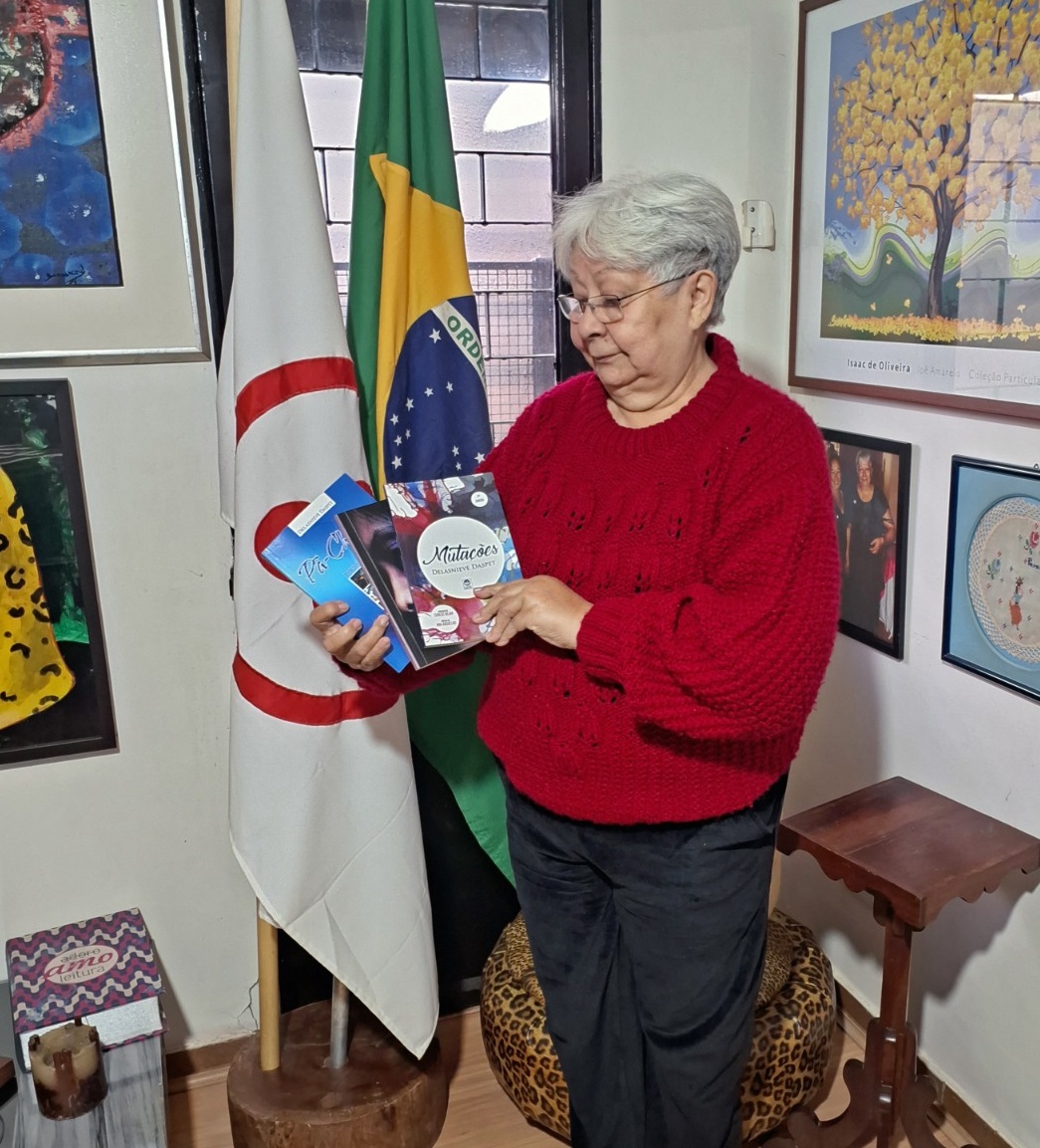 Autora com os livros que serão apresentados na Academia 
