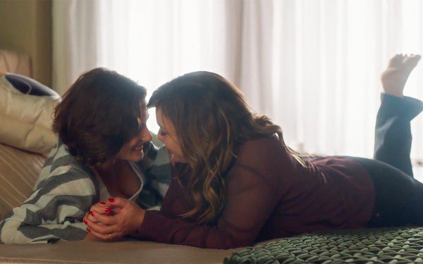 'Vai na Fé': Globo exibe beijo lésbico entre Clara e Helena