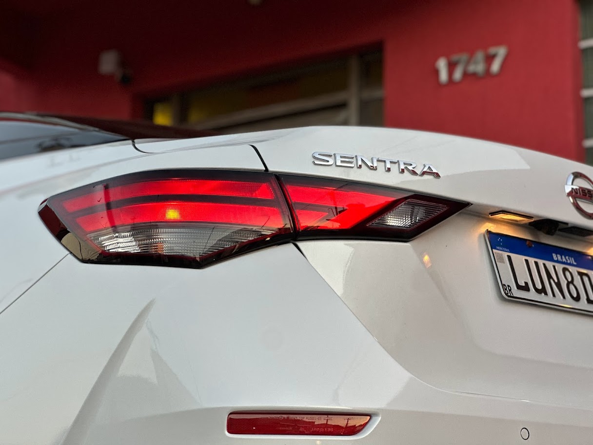 Nissan Sentra Exclusive 2023: Design sóbrio com toques de esportividade na traseira