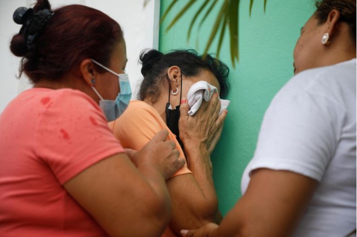 Pessoas esperam com desespero, na entrada do presídio, notícias de familiares que estavam no presídio onde ocorreu o motim. 