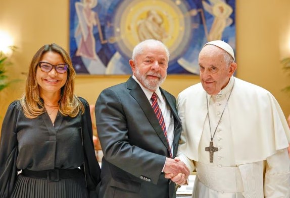 O presidente do Brasil, Luiz Inácio Lula da Silva, e a primeira-dama, Rosângela Silva, a Janja, ao lado do papa Francisco, na chegada ao Vaticano 