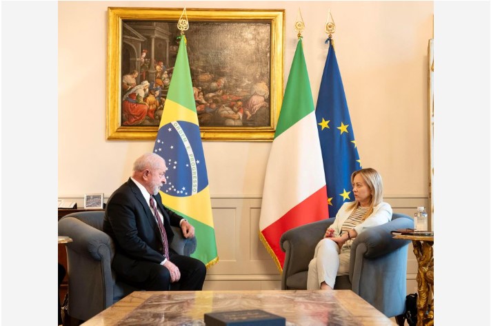 Imagem divulgada pelo governo da Itália mostra encontro entre o presidente Lula e a primeira-ministra italiana, Giorgia Meloni. Lula elogiou Meloni, um dos 'novos nomes da direita europeia' 