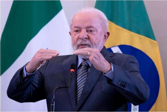 Imagem mostra presidente Lula durante coletiva de imprensa no fim da visita à Itália, nesta quinta-feira, 22 