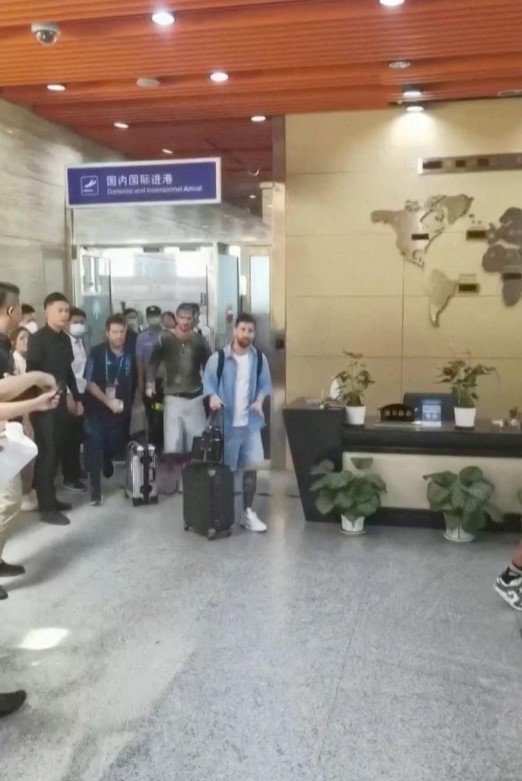 Messi chegou em Pequim neste sábado para os amistosos da seleção argentina na Ásia. 