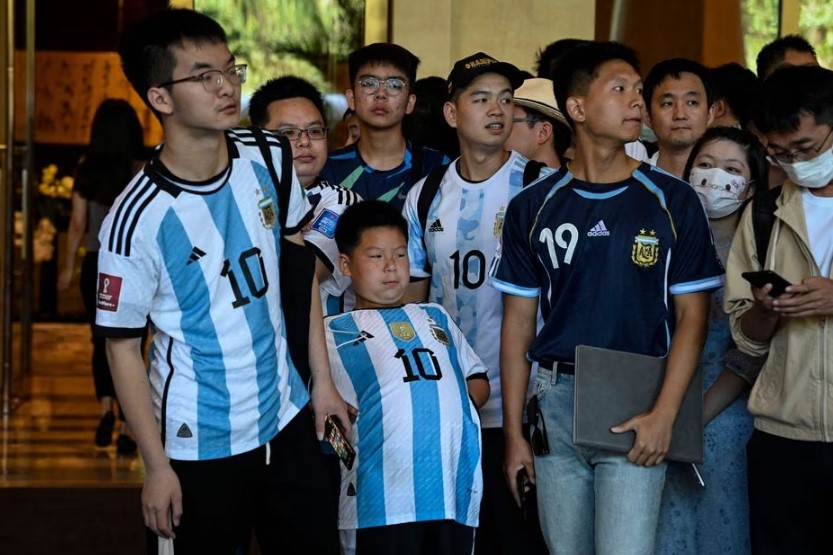 Fãs do astro argentino se aglomeraram no aeroporto e hotel da Argentina na esperança de ver Lionel Messi. 