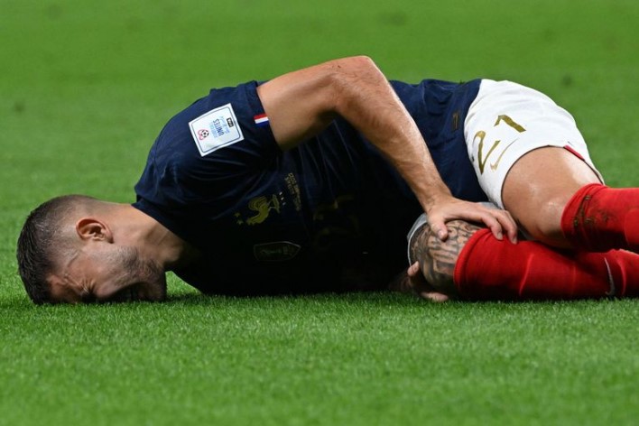 Lucas Hernández leva as mãos ao joelho depois de lance que terminou em gol da Austrália. Ele precisou ser substituído pelo irmão Theo Hernandez. 