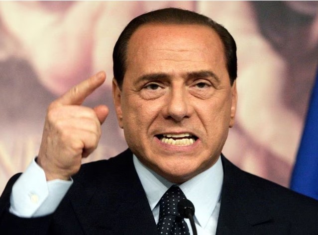 O ex-primeiro-ministro da Itália Silvio Berlusconi discursa em Roma em abril de 2006  