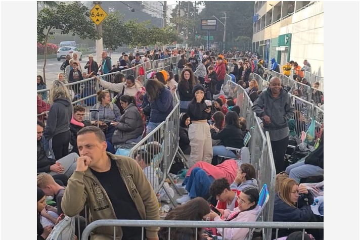 Fãs na fila para comprar ingressos para show de Taylor Swift no Allianz Parque, nesta segunda-feira (12) 