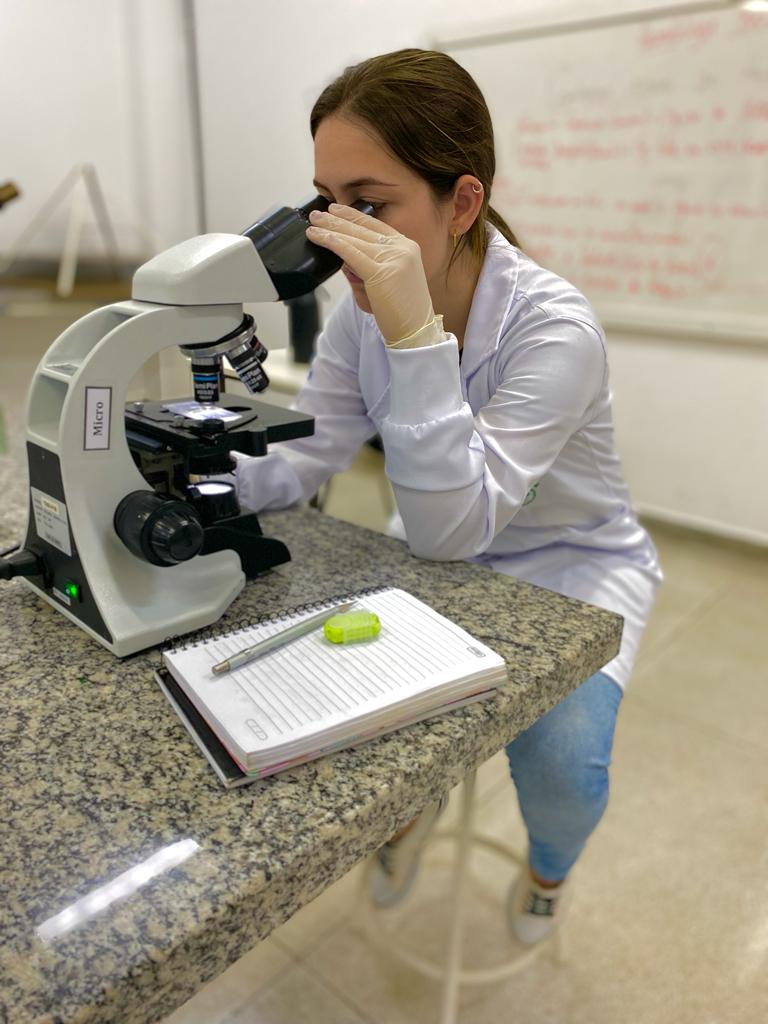 Emily, em atividade no laboratório da universidade