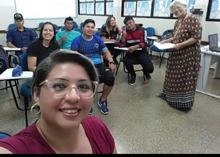 Estudante da UEMS, Mizolene, em sala de aula