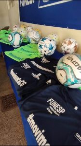 Entrega de materiais esportivos em 22 escolinhas.
