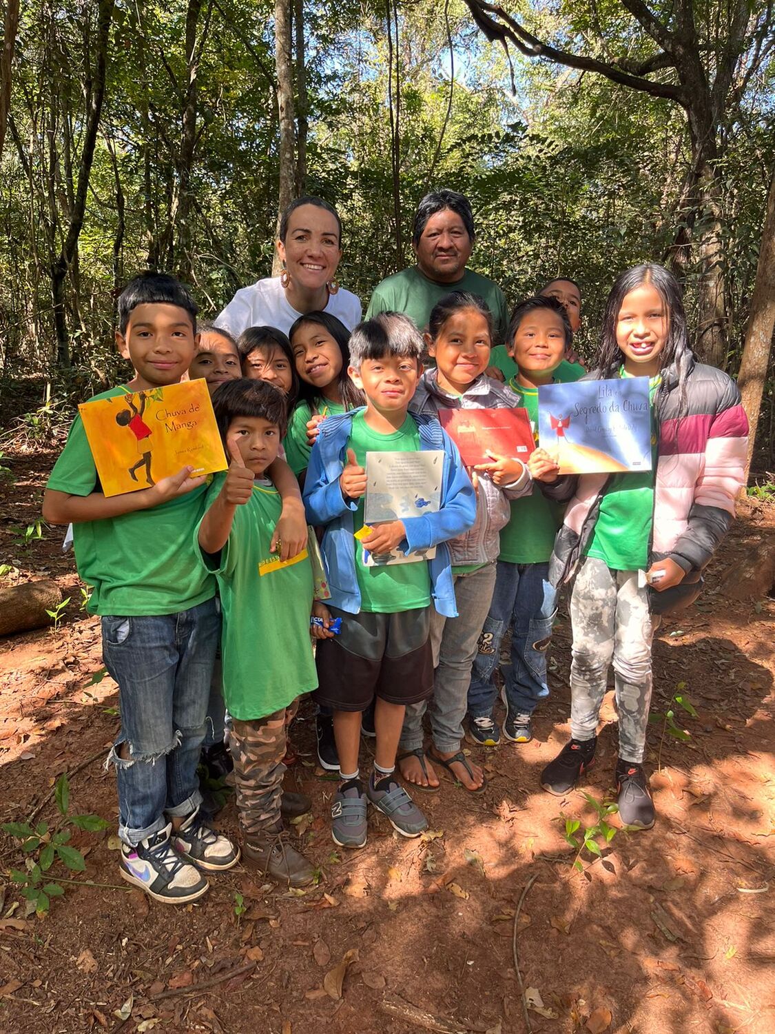 A professora Denise Silva com alunos indígenas da Rede Estadual de Ensino