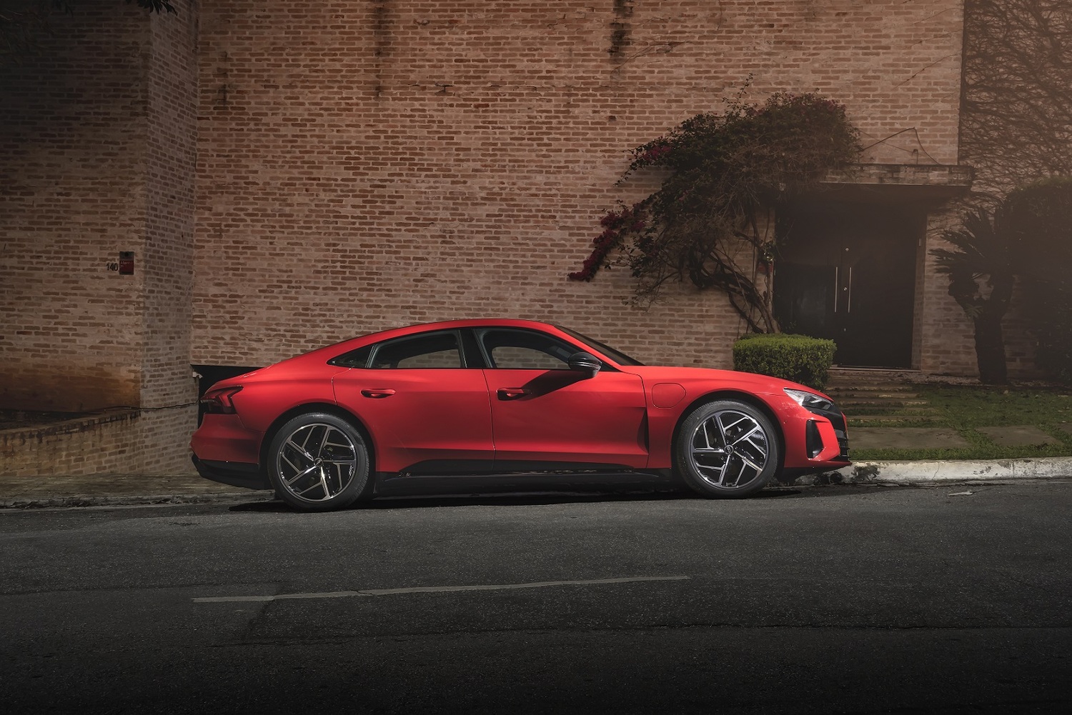 Audi Signature surpreende com forma inédita de pagamento para o e-tron GT por R$ 15.480/mês.