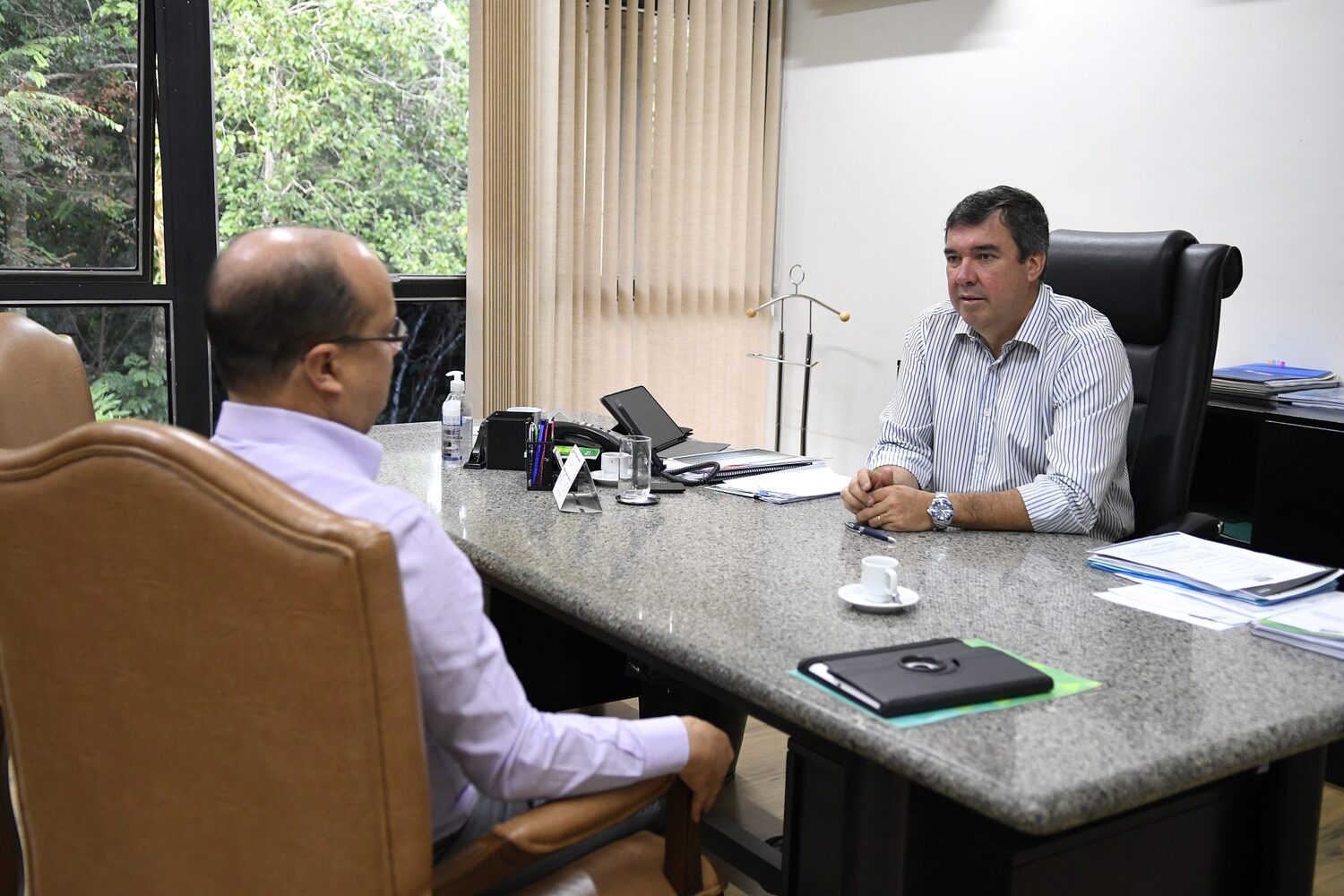 Em conversa com Barbosinha, Riedel se informa sobre o ocorrido durante sua ausência   