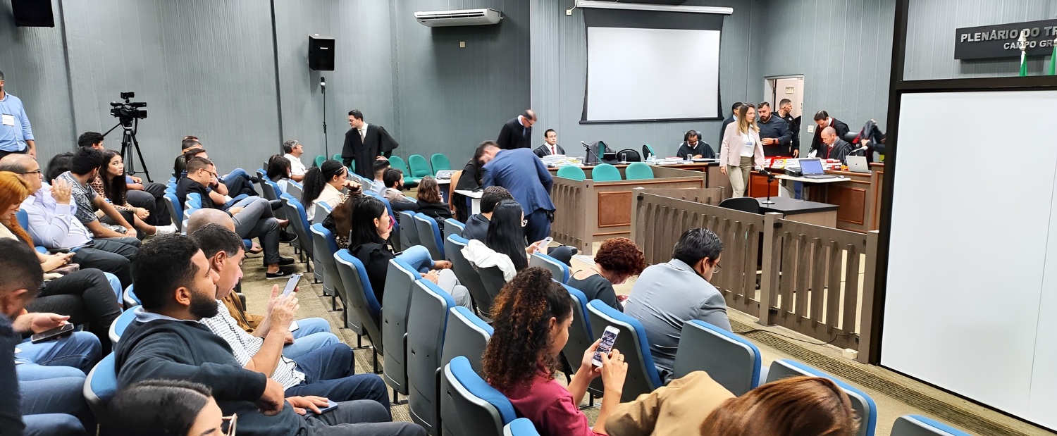 Plenário do Tribunal do Júri lotado para o julgamento