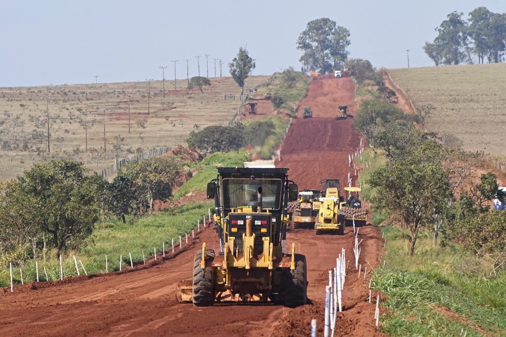 Obra de terraplanagem na rodovia MS-338