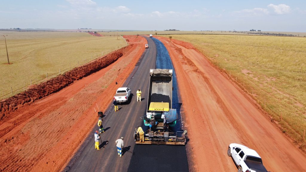 Implantação da camada de asfalto na MS-338