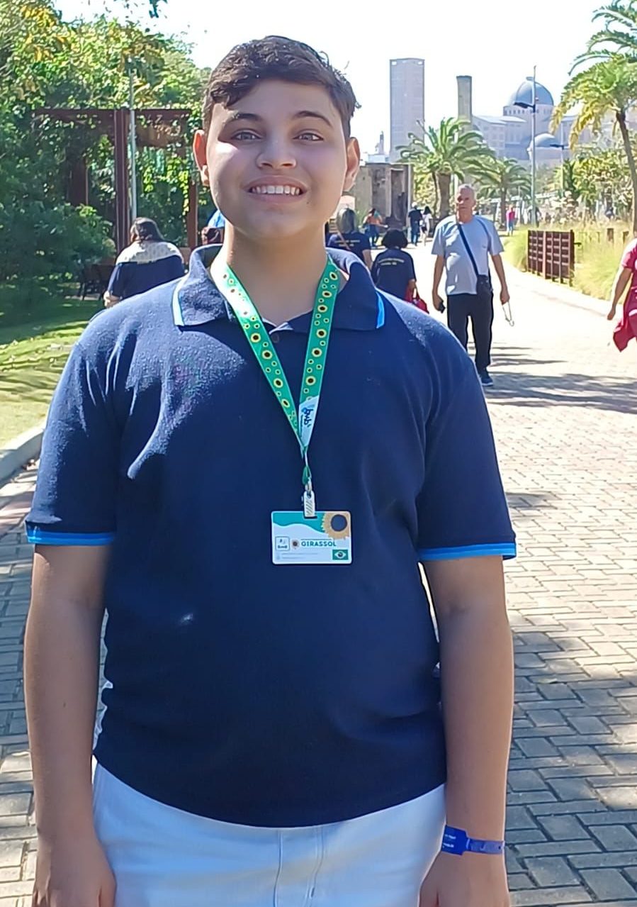 João Victor, 14 anos, com o colar de girassol