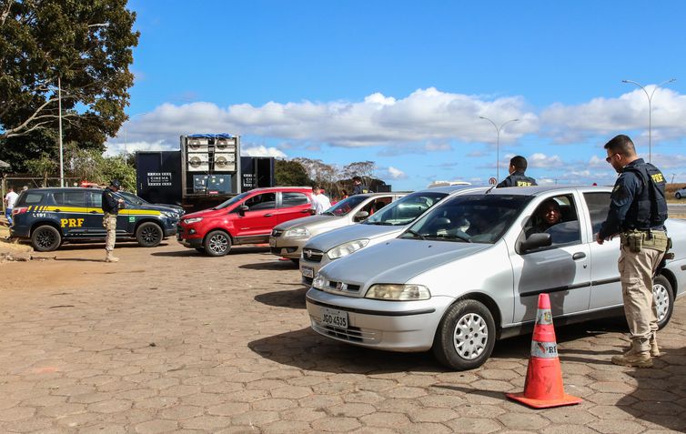 Carros parados na BR-020 eram vistoriados e seus ocupantes, convidados ao Cinema Rodoviário.