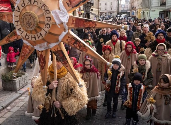 Pessoas vestidas com trajes tradicionais participam de uma celebração do Natal ortodoxo em Lviv, na Ucrânia, em 6 de janeiro de 2022  