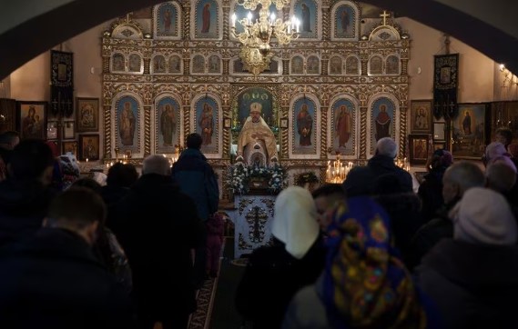 Ucranianos assistem à missa de Natal em uma igreja ortodoxa em Bobritsia, nos arredores de Kiev, na Ucrânia, em 25 de dezembro de 2022. 