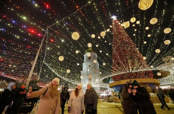 Pessoas visitam a feira de Natal em frente à Catedral de Santa Sofia, no centro de Kiev, Ucrânia, em 22 de dezembro de 2021, antes do começo da guerra. 