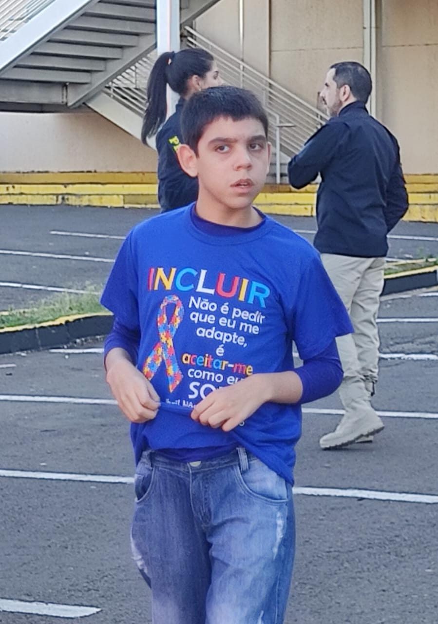 Vitor Hans, 11 anos, com camiseta em que aparece o laço símbolo do autismo