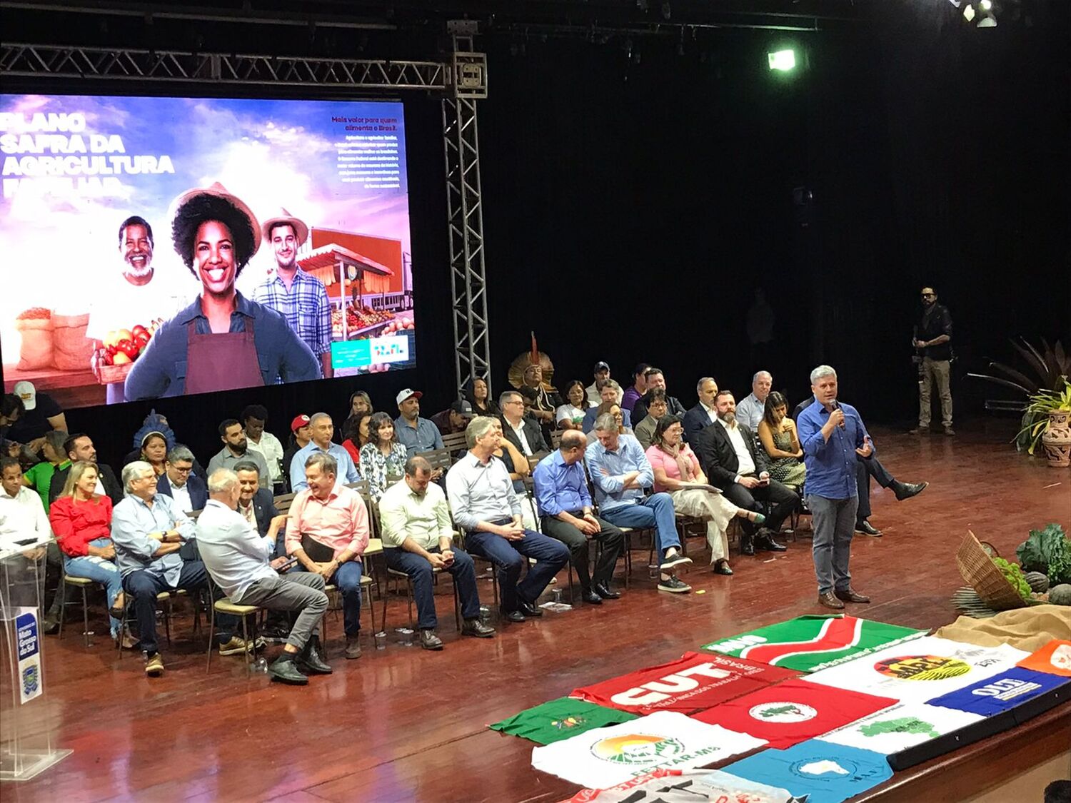 Ministro, governador, deputados federais e estaduais, vereadores, secretários de Estado e representantes de movimentos sociais estiveram presentes no evento
