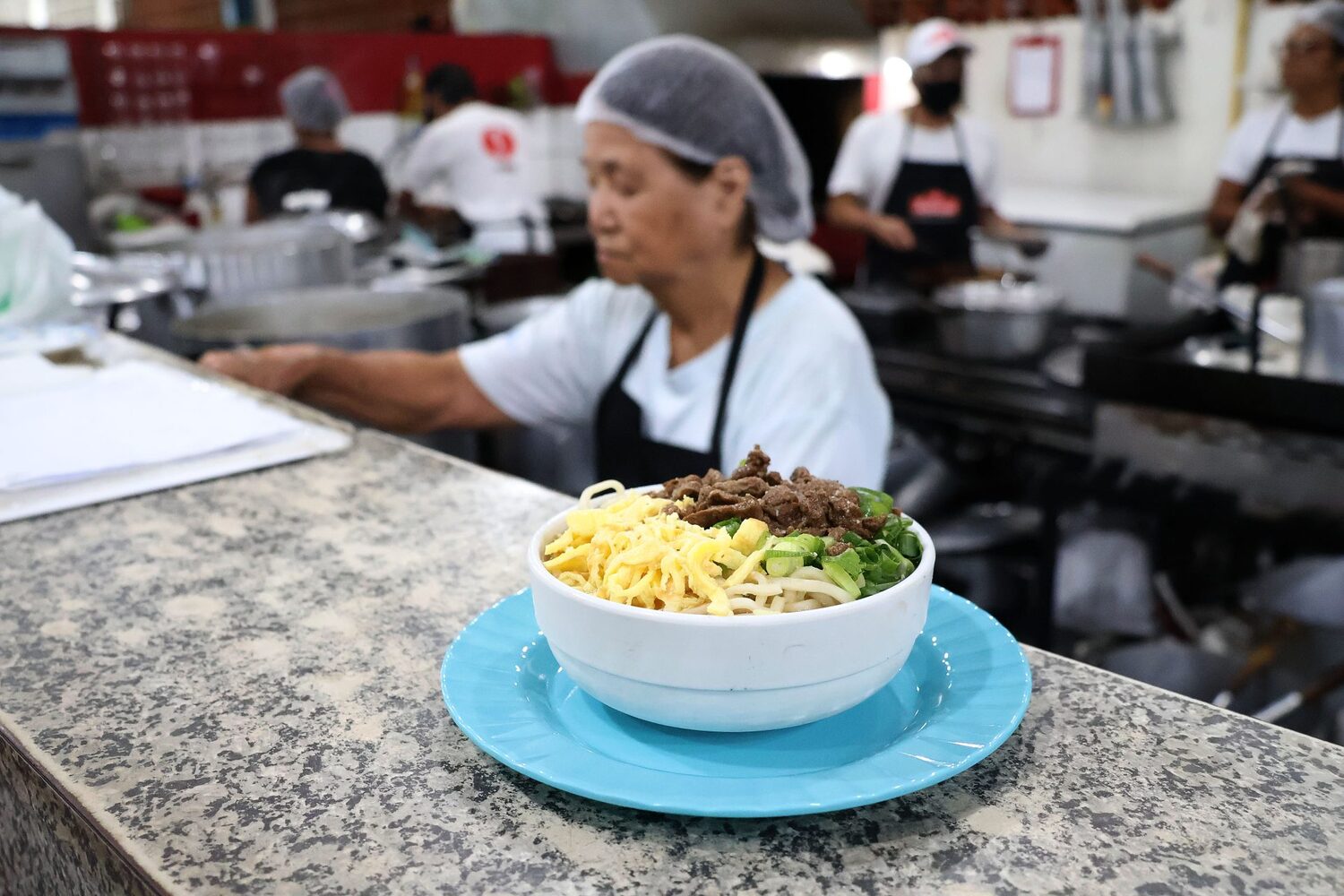 O sobá é feito com macarrão, omelete, carne, cebolinha e um caldo com temperos típicos e virou patrimônio histórico e cultural de Campo Grande em 2006