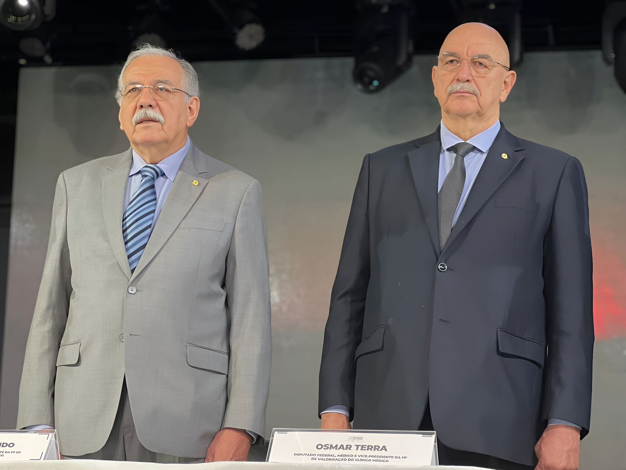 Dr. Luiz Ovando, com 48 anos na medicina e política, liderou o evento, enquanto Deputado Federal Osmar Terra, médico e ex-ministro da Cidadania, realçou a relevância presente.