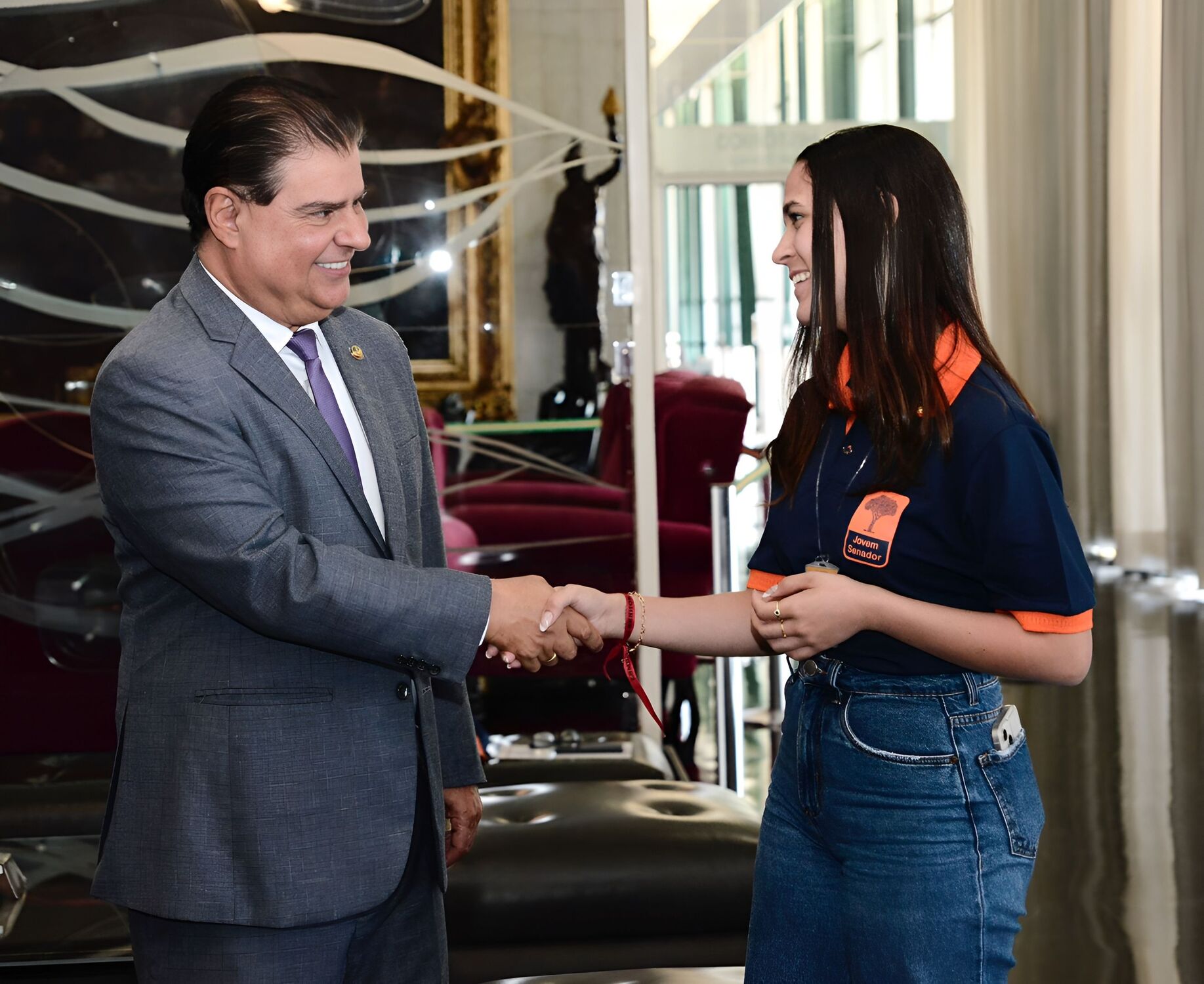 Encontro inspirador: Senador Nelsinho Trad recebe Maria Eduarda, vencedora de concurso, no Senado.