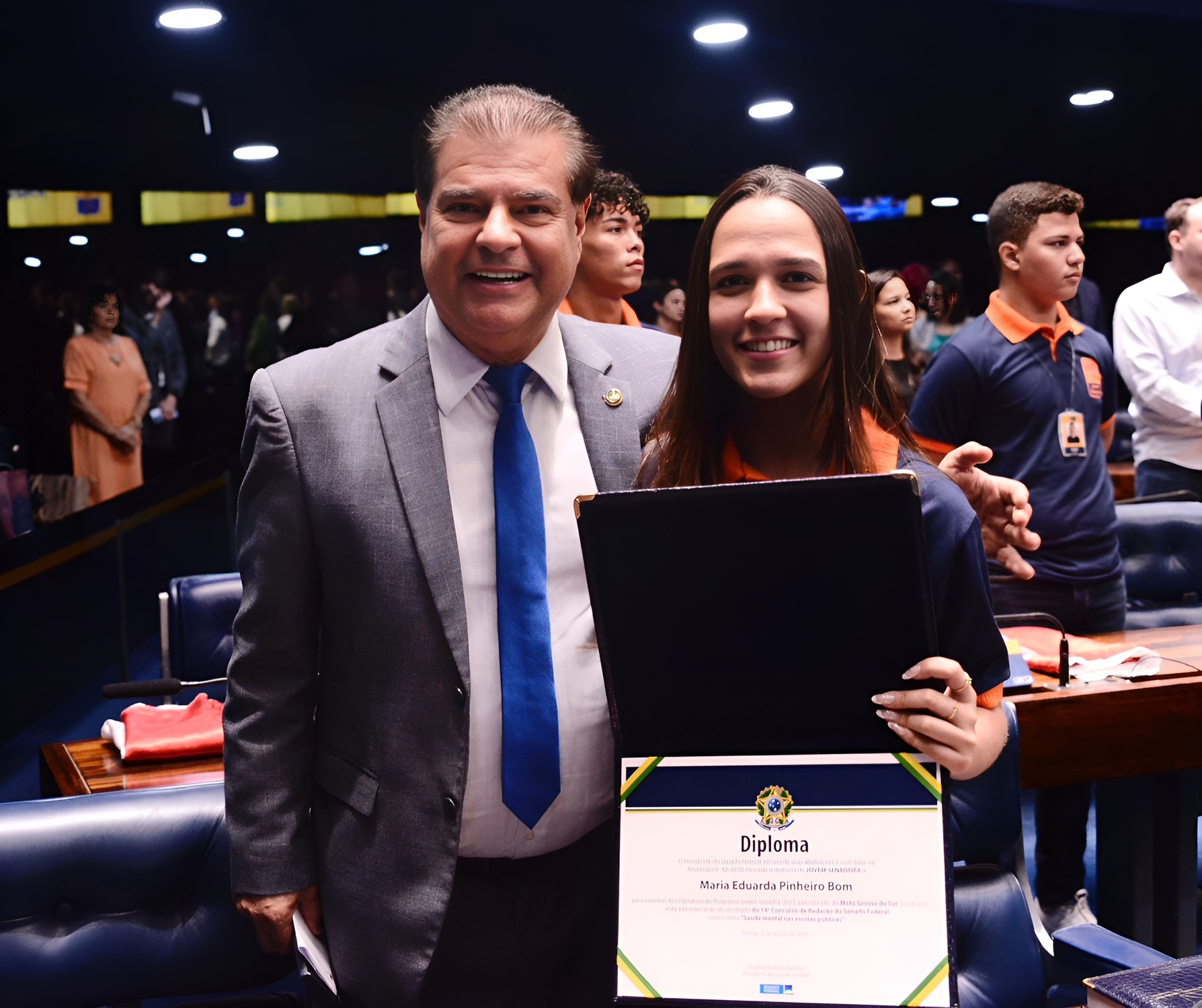 a estudante Maria Eduarda Pinheiro Bom, do segundo ano do ensino médio, da Escola Estadual Vila Brasil, do município de Fátima do Sul, no Senado Federal.