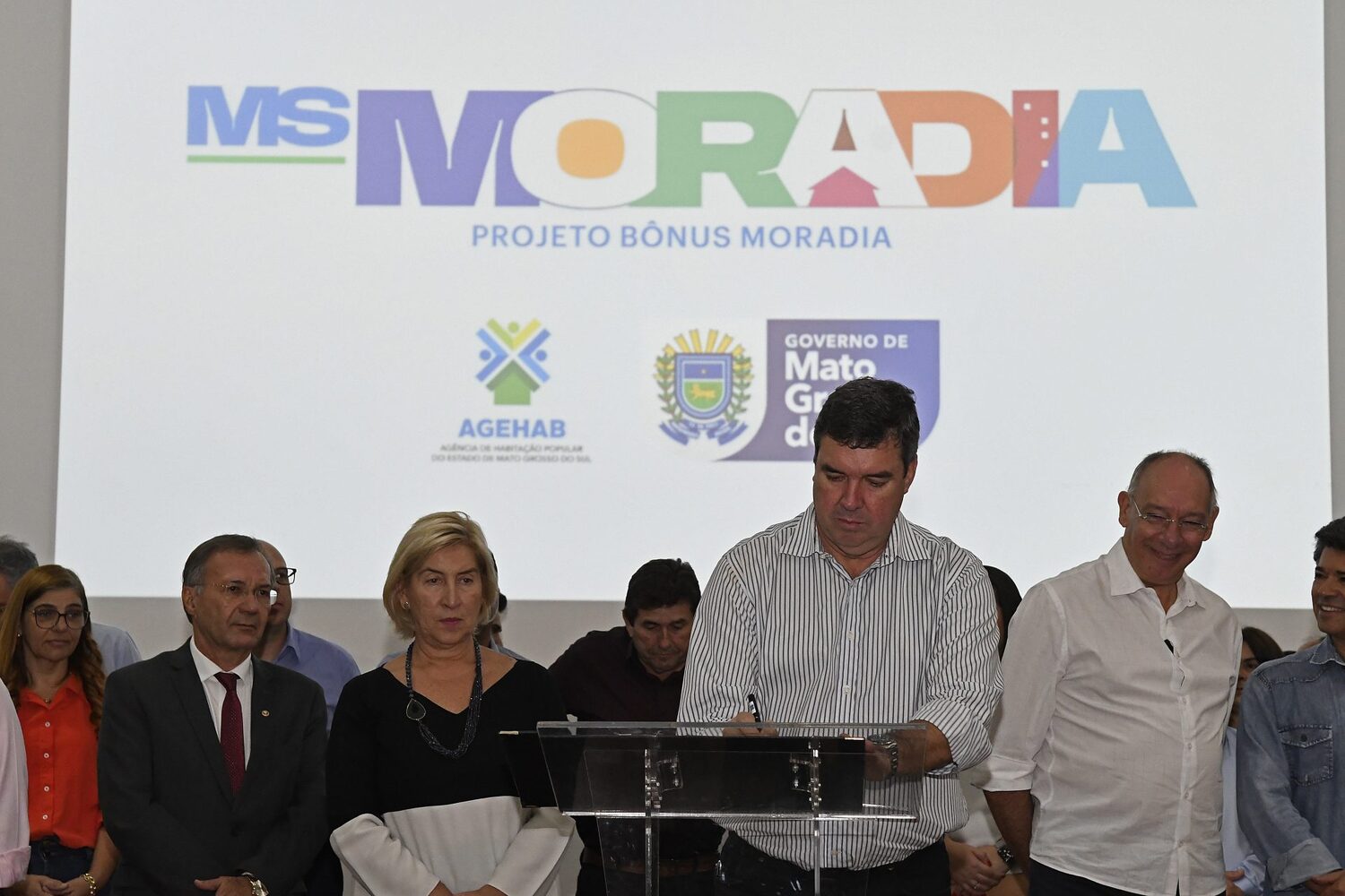 Governador no lançamento do programa MS Moradia (Foto: Bruno Rezende)