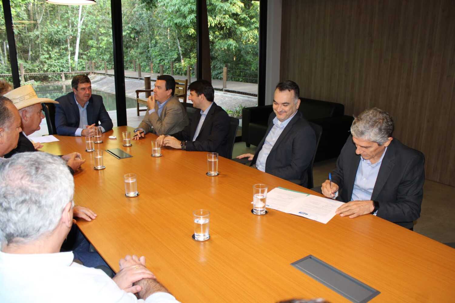 A assinatura do documento entre Bracell e Governo de Mato Grosso do Sul, aconteceu na tarde desta segunda-feira (Foto: Geliel Oliveira)