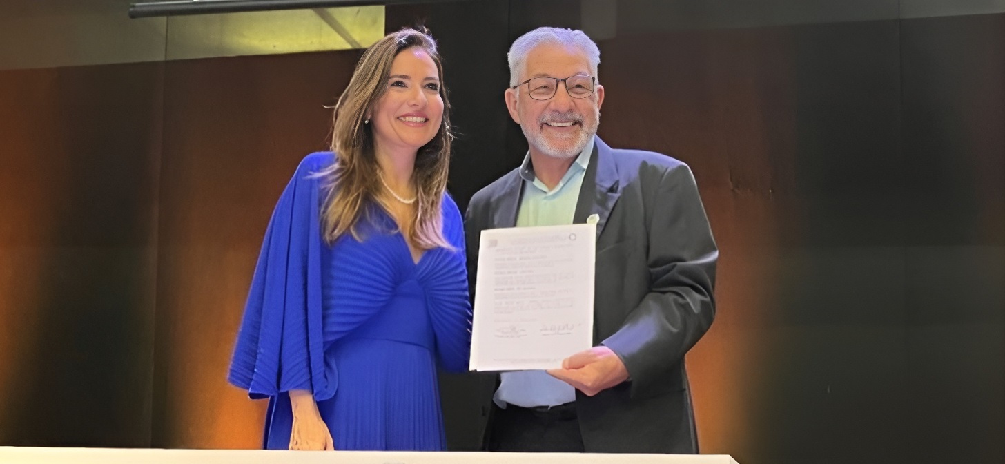 A diretora da Insted, Neca Chaves Bumlai, e Angelo Motti, diretor-presidente da Fundação Escola de Governo (Escolagov), firmaram um acordo de cooperação que reserva 30 vagas no curso para os servidores públicos do Estado.
