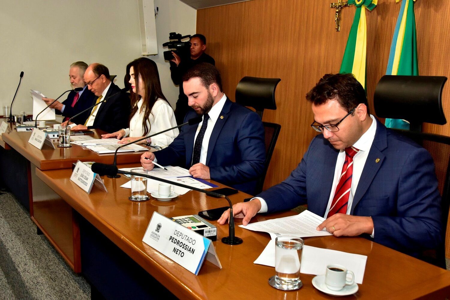 Deputados membros arquivaram duas matérias