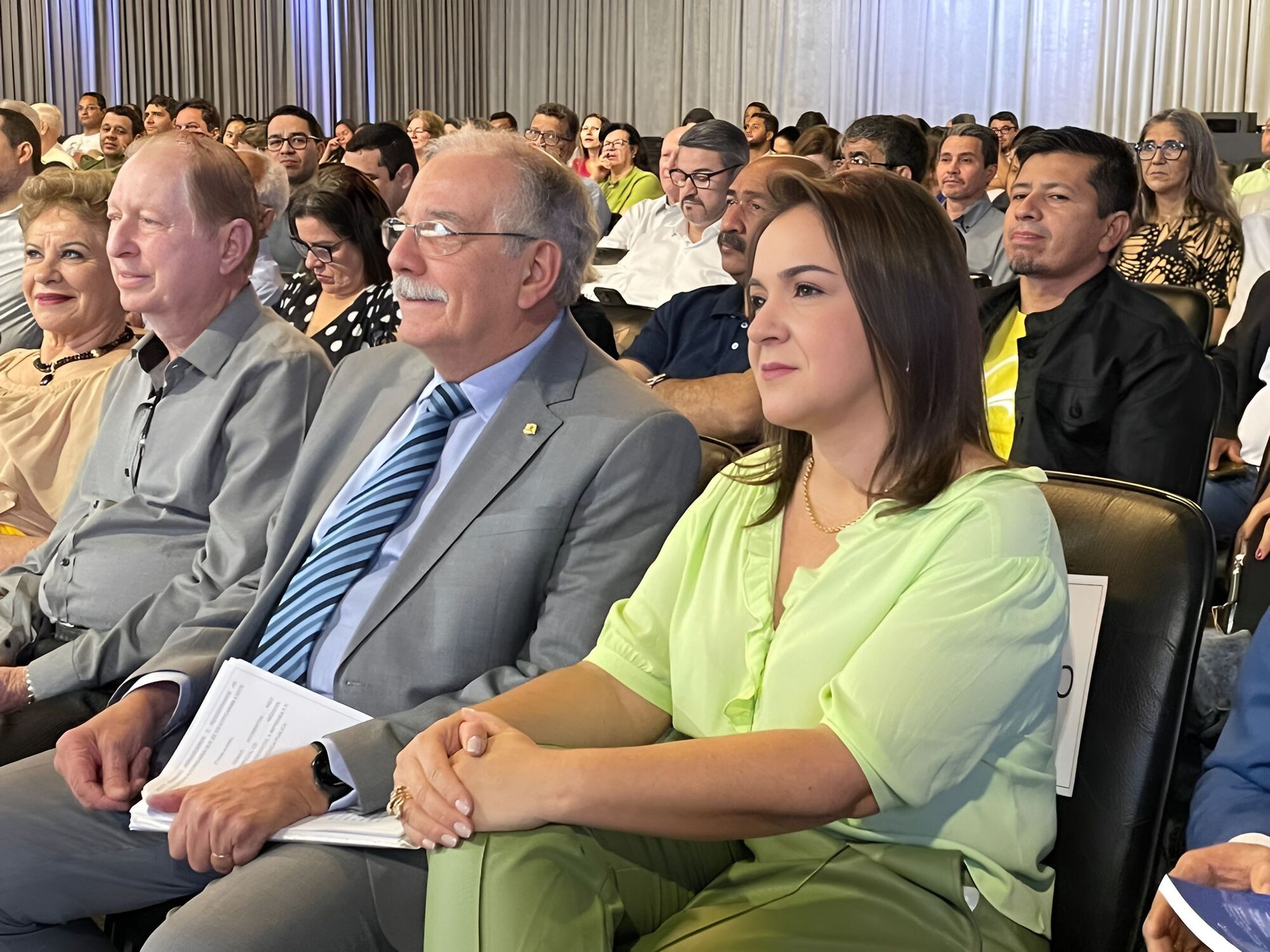 O evento congregou uma assembleia impressionante, composta por mais de 400 pessoas, entre elas médicos, enfermeiros, gestores de saúde, vereadores e prefeitos, provenientes de todas as esferas do estado
