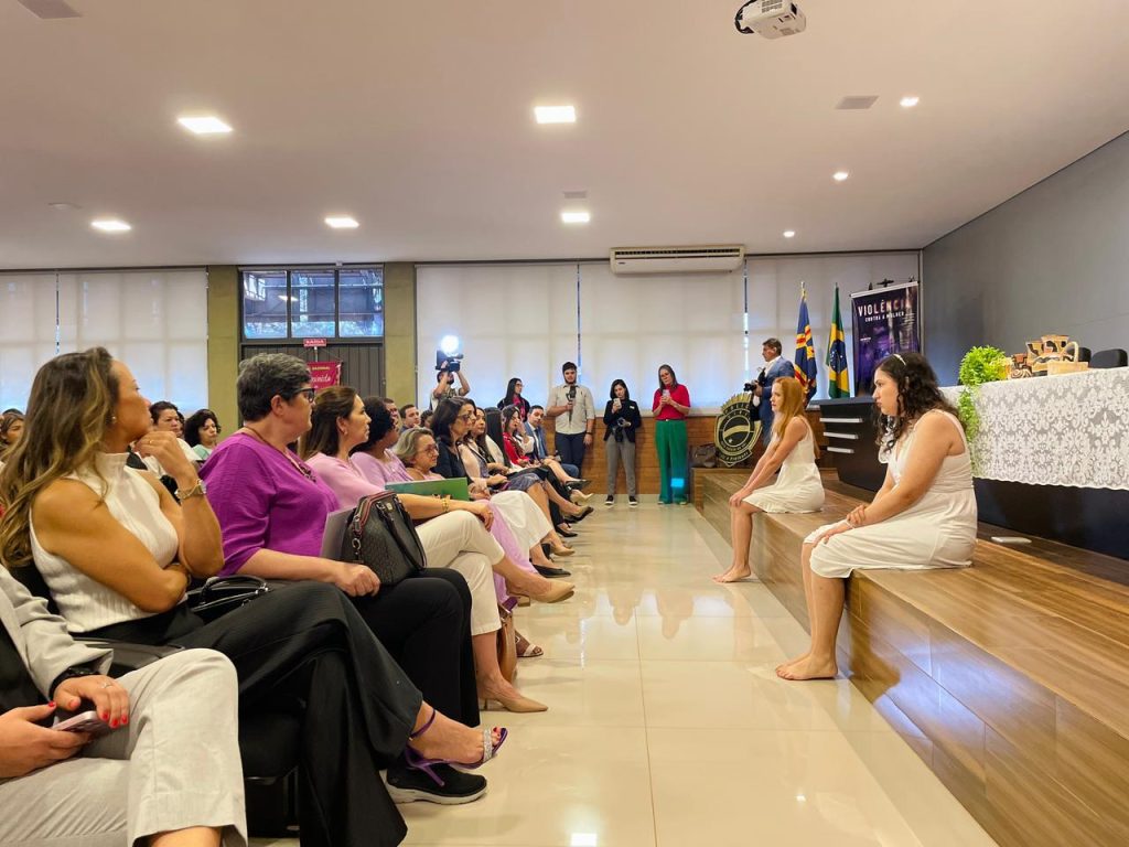 Abertura do Agosto Lilás sensibilizou e levou público à reflexão