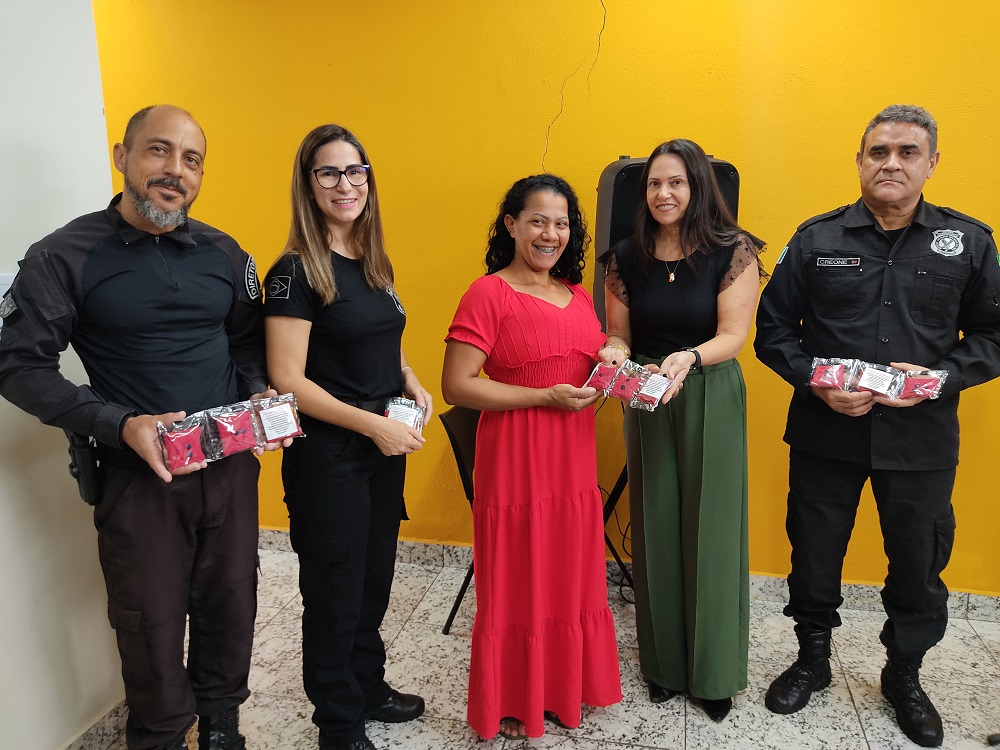 A familiar Vanusa (de vermelho) recebeu um kit de representantes da Agepen.