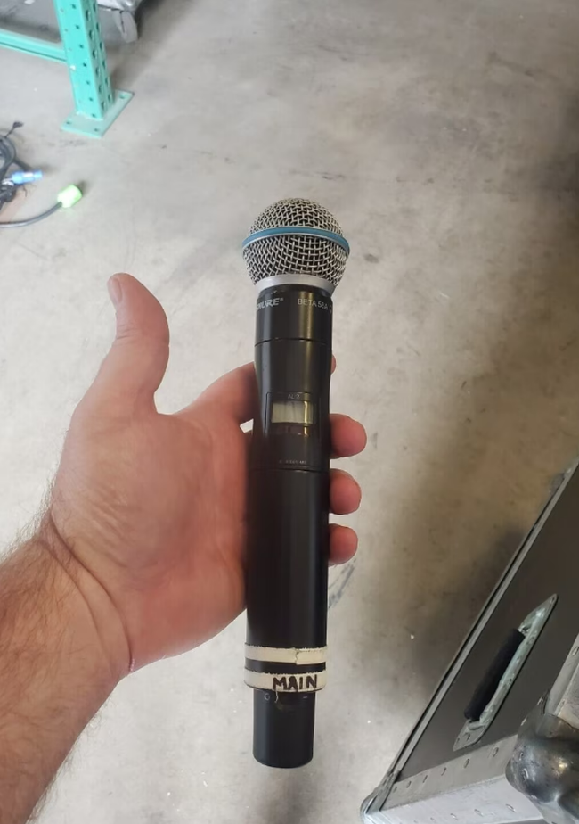 Microfone arremessado por Cardi B vai a leilão.