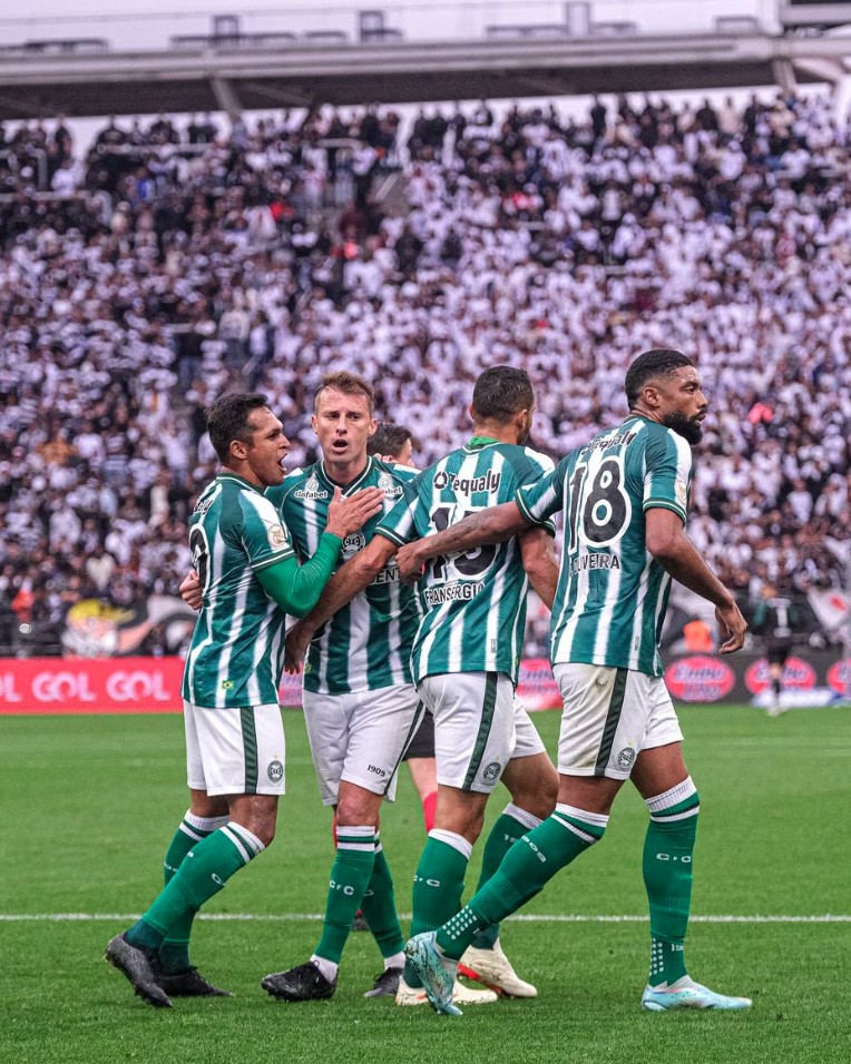 Coritiba abriu o marcador em Itaquera. 