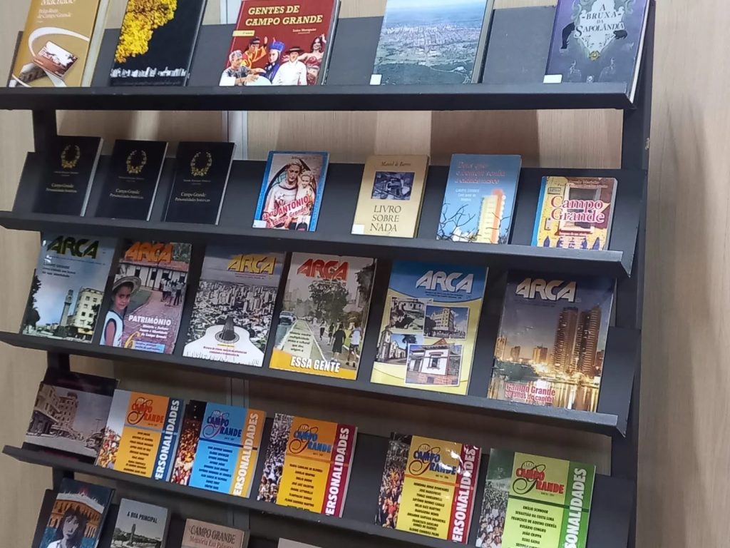 Biblioteca Isaías Paim está com exposição de livros e histórias de Campo Grande. (Foto: Divulgação)
