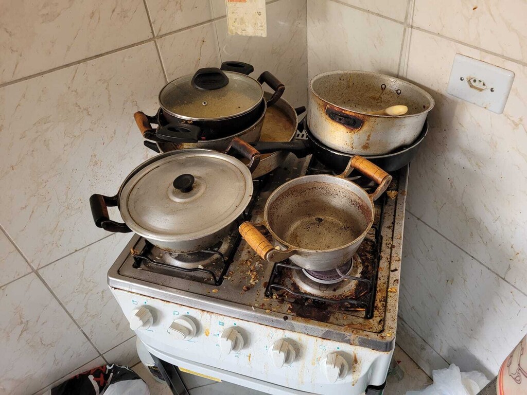 Fogão com panelas abertas e sujas dentro do apartamento onde crianças moravam (Foto: Divulgação /GCM)