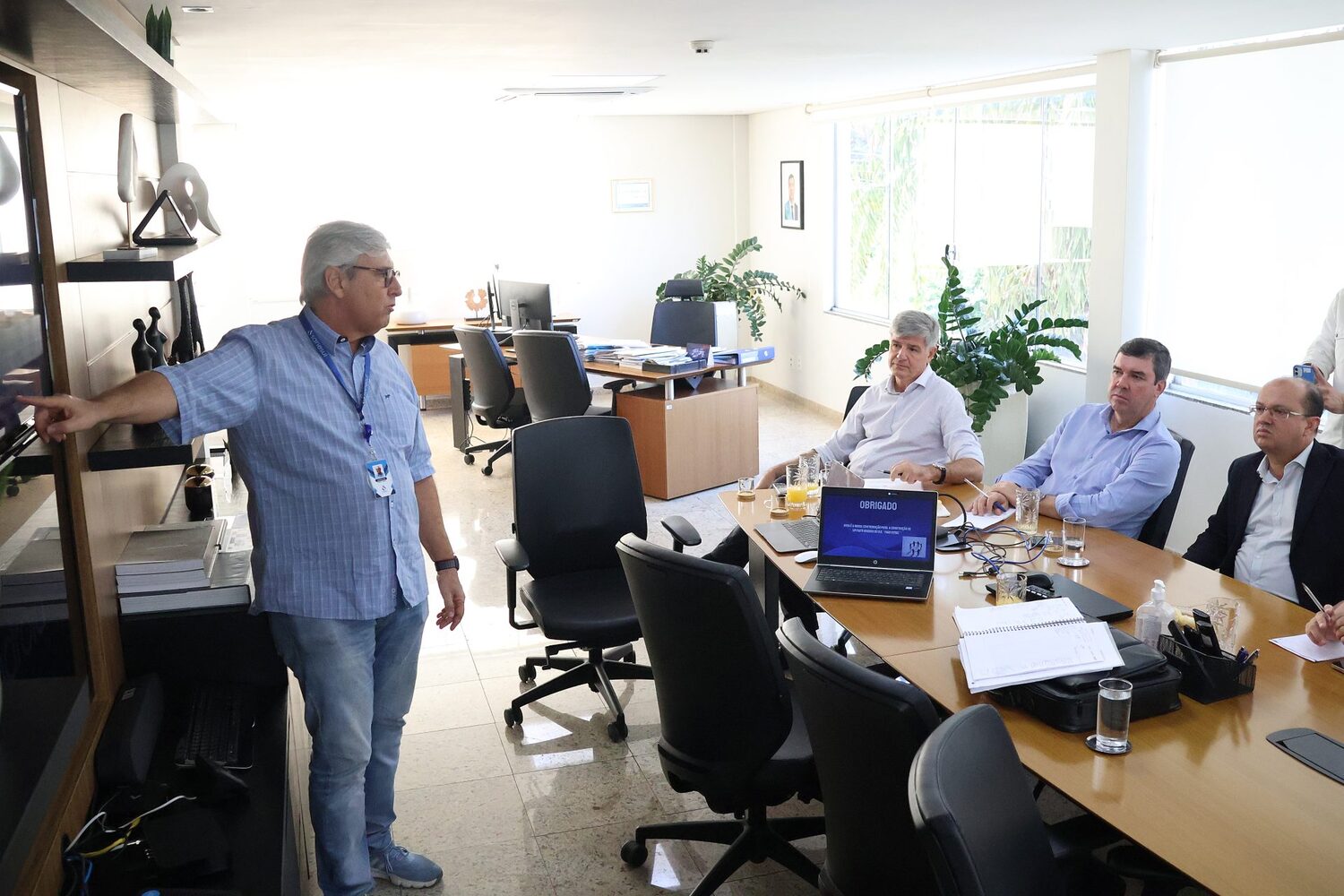  Leopoldo Godoy, do departamento de Engenharia e Meio Ambiente da Sanesul conversa com o governador Eduardo Riedel